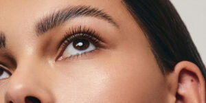 لیفت ابروی ماندگار به شیوه آرایشگران در خانه؛ راه‌هایی که باید بلد باشید