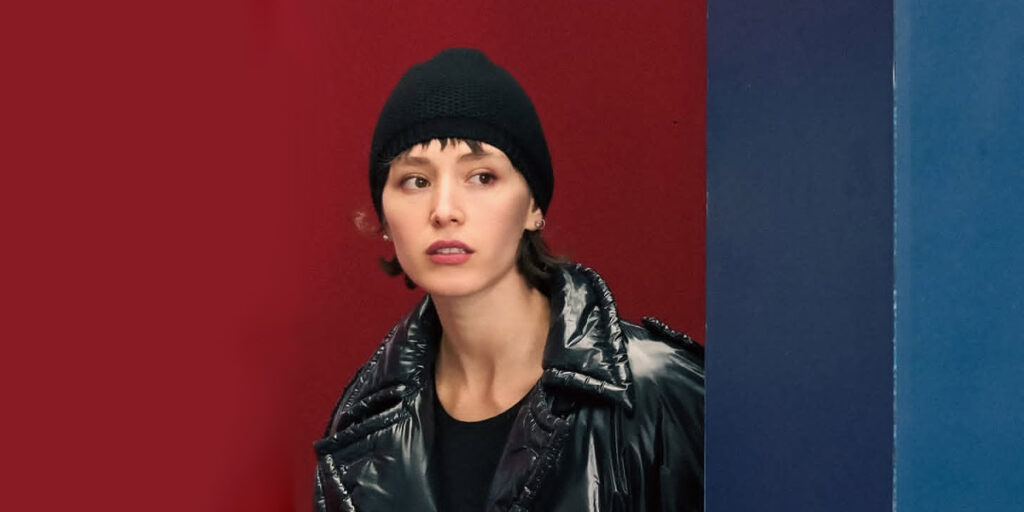 لباس آدیداس با مانتوی گیپور؟ ترکیب عجیبی که فرشته حسینی برای خودش ساخت