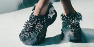 زشت‌ترین کفش دنیا با زیباترین جواهرات دنیا ترکیب شد؛ همکاری عجیب کراکس با سواروسکی