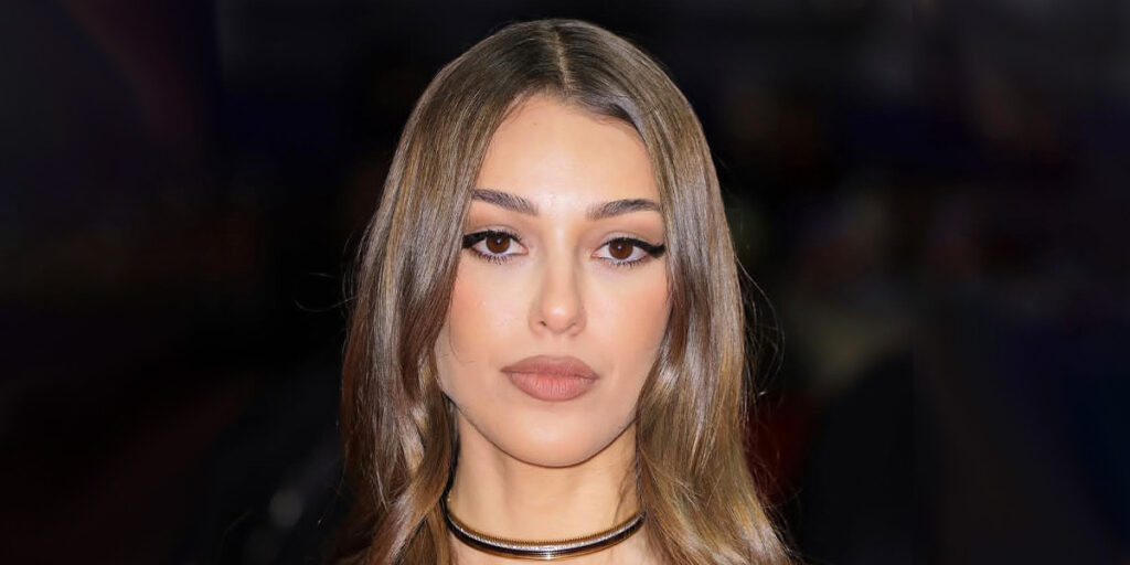 بازیگر ترک با زیبایی بازیافته و پیراهنی پر زرق‌وبرق، روی فرش قرمز جشنواره کن دیده شد