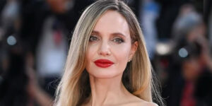 درخشش بی‌صدا؛ آنجلینای 49 ساله هنوز هم با لباسش غوغا می‌کند