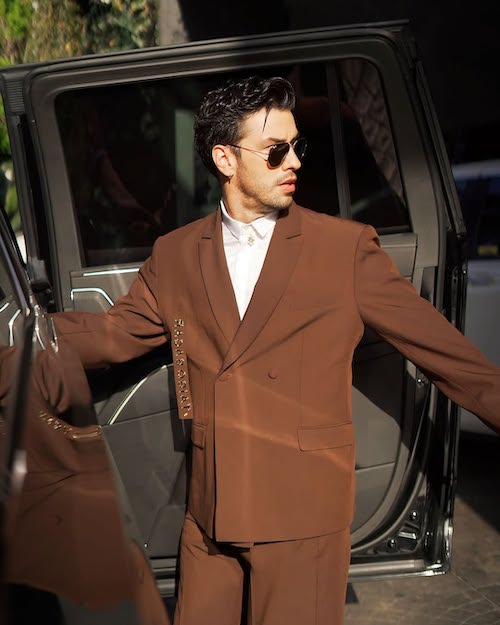 کت و شلوار قهوه‌ای آراس آیدین