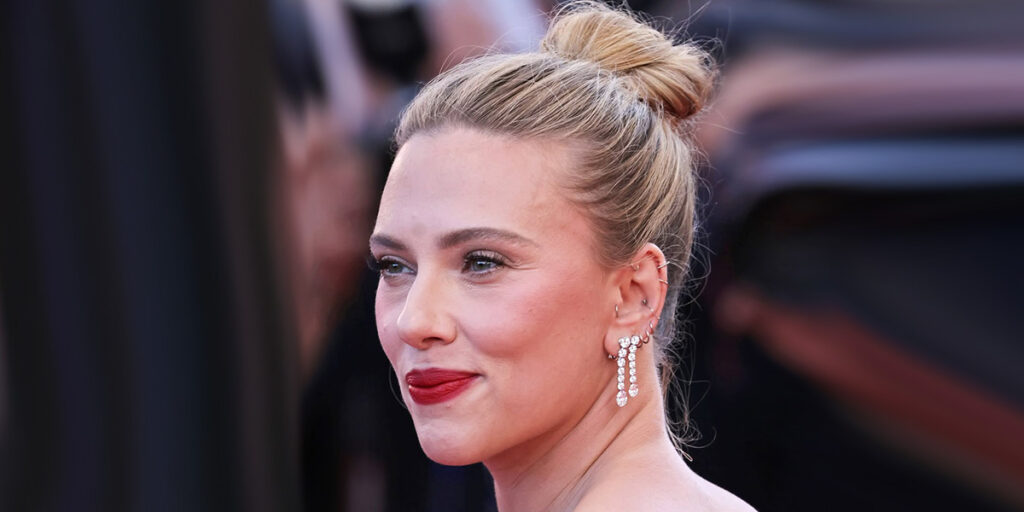 کت بلیزر و دامن کوتاه، ترکیبی عجیب که اسکارلت جوهانسون انتخاب کرد