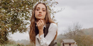 بازیگر سریال «شربت ذغال اخته» با این استایل شیک روی فرش قرمز کن آمد