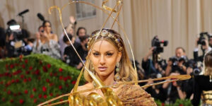 لباس عجیب و خاصی که در مت گالا دیده شد و انگشت به دهان ماندیم!