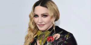 مدونای پسرکش با این استایل نشان داد در ۶۶ سالگی هم دل‌ها را می‌بَرَد!