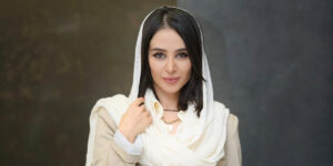 رژ لب و لاک قرمز الناز حبیبی یک جلیقه قرمز کم داشت که تکمیل شد!