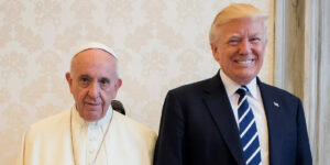 دونالد ترامپ این لباس را پوشید و خودش را پاپ جدید معرفی کرد!