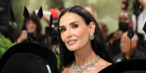 دمی مور با یک کراوات غول‌پیکر همه را میخکوب کرد؛ نگاهی به متفاوت‌ترین استایل مت گالا ۲۰۲۵