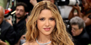 میان تمام لباس‌های معمولی، شکیرا مثل یک پرنسس واقعی وارد مت گالا شد