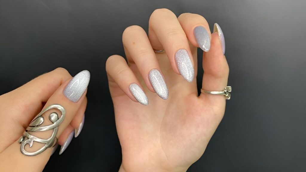 ۲۸ مدل لاک چشم گربه‌ای نقره‌ای برای وقتی که می‌خواهید خاص باشید