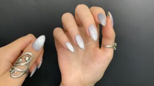 ۲۸ مدل لاک چشم گربه‌ای نقره‌ای برای وقتی که می‌خواهید خاص باشید