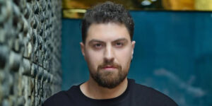 استایل ادایی و جلب توجه کننده امیرحسین فتحی در یک کشتی تفریحی