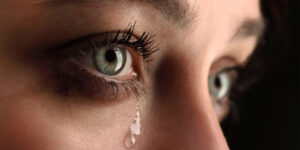 خبر خوب برای افسرده‌ها؛ گریه پوست شما را پاکسازی می‌کند!