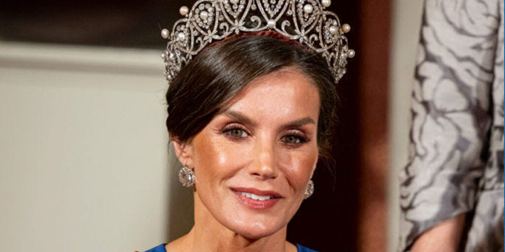 پیراهن تکراری و اصالتی که هرگز کمرنگ نمی‌شود؛ استایل جدید ملکه اسپانیا را ببینید