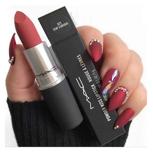 تست رنگ رژ لب