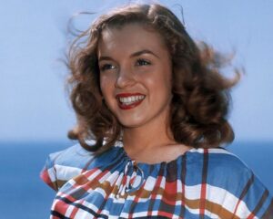 تصویر بامزه‌ای که از مرلین مونرو در ۲۷ سالگی منتشر شد و محو زیبایی‌اش شدیم