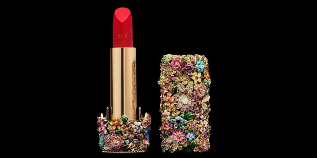 رژ لبی که به گردن می‌اندازید؛ فقط خانم‌های فراموشکار بخرند!