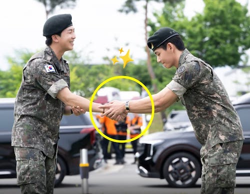 اعضای بی‌تی‌اس با لباس سربازی