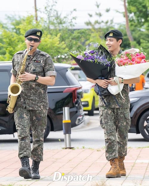 اعضای بی‌تی‌اس با لباس سربازی