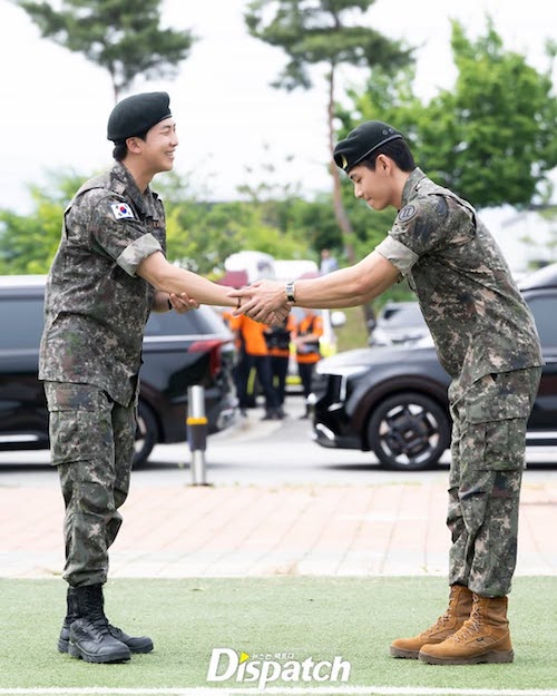 اعضای بی‌تی‌اس با لباس سربازی