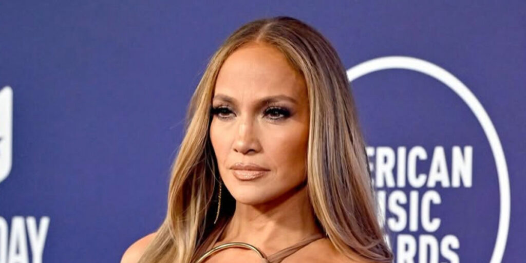 کفش‌های متفاوت جنیفر لوپز و زیبایی‌اش در ۵۵ سالگی خبرساز شدند