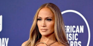 کفش‌های متفاوت جنیفر لوپز و زیبایی‌اش در ۵۵ سالگی خبرساز شدند