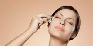 اگر هر روز یخ روی صورت‌تان بگذارید این اتفاق‌های جالب برای پوست‌تان می‌افتد