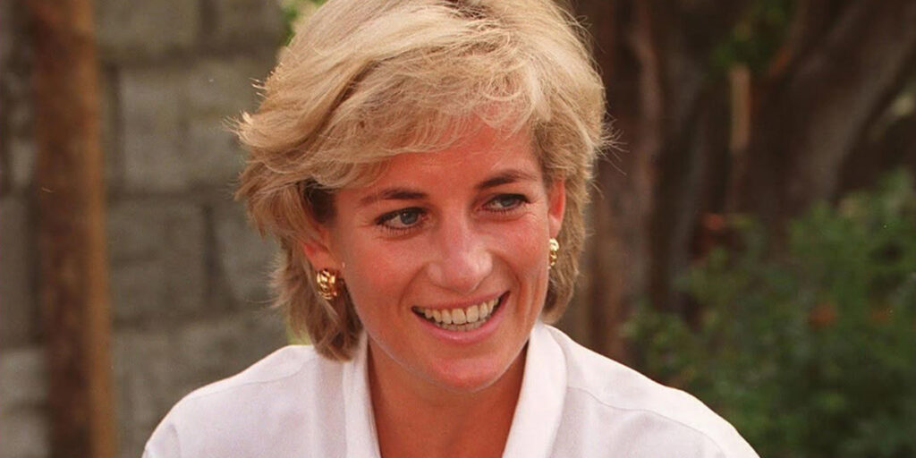 پیراهن سنگ‌دوزی شده ورساچه برای پرنسس دایانا، همکاری میان یک آیکون مد و یک طراح افسانه‌ای