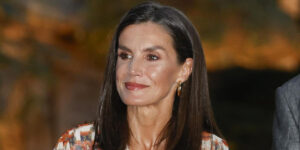 ملکه لتیزیای 52 ساله با پیراهن سفید همچنان در اوج لطافت و زیبایی