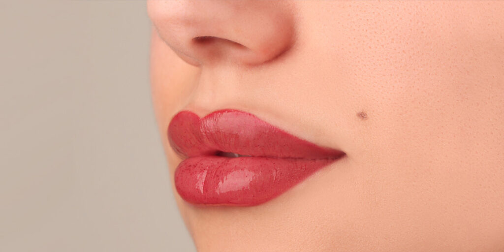 به جای تست رژ لب پشت دست، رژ لب را اینجای بدنتان تست کنید