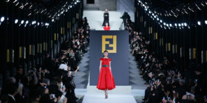 فشن شوی عجیبی که روی آب برگزار شد؛ بعد از سال‌ها هنوز هم باور نکردیم!