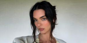 خانم کندال جنر با شالی روی سرش وارد مراسم عروسی شد