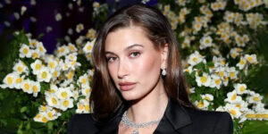 دمپایی لاانگشتی پاشنه‌بلند، انتخاب عجیب هیلی بیبر در خیابان‌ها