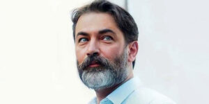 پارسا پیروزفر با این استایل معمولی ولی مرتب در کنسرت علیرضا قربانی دیده شد