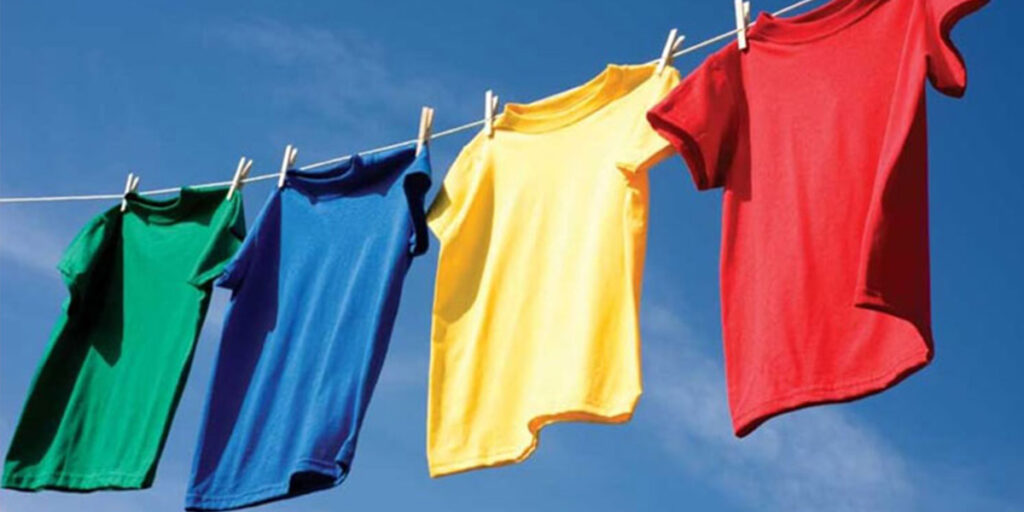 کدام رنگ لباس کمترین گرما را به خودش جذب می‌کند؟ تابستان این رنگ‌ها را بپوش