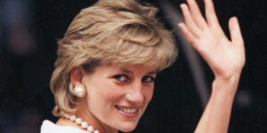 ۹ لباس زیبای پرنسس دایانا که مردم برای خرید آن‌ها سر و دست می‌شکنند!