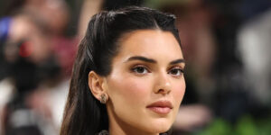 کندال جنر چگونه با دمپایی لاانگشتی تا این حد شیک و جذاب شد؟ یاد بگیرید!