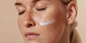 آیا ضدآفتاب رنگی باعث لک صورت می‌شود؟