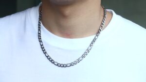 گردنبند نقره مردانه با چه لباسی ست می‌شود؟