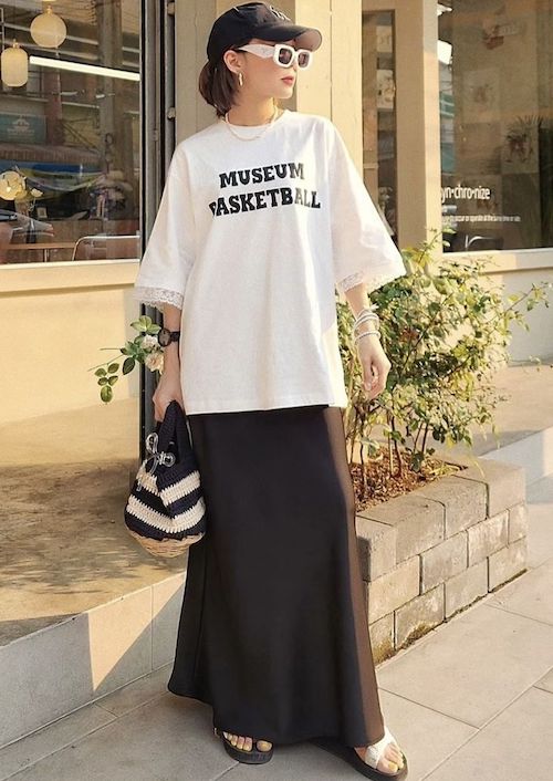 ترکیب تی‌شرت لانگ و دامن