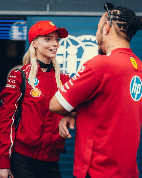 آنیا تیلور جوی با لباس رانندگان فرمول یک