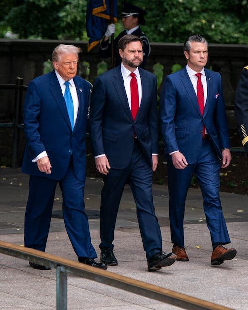 کت و شلوار آبی مردان قدرتمند