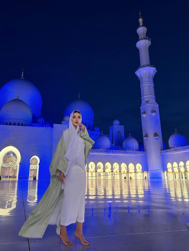 شیدا مقصودلو در مسجد شیخ زاید