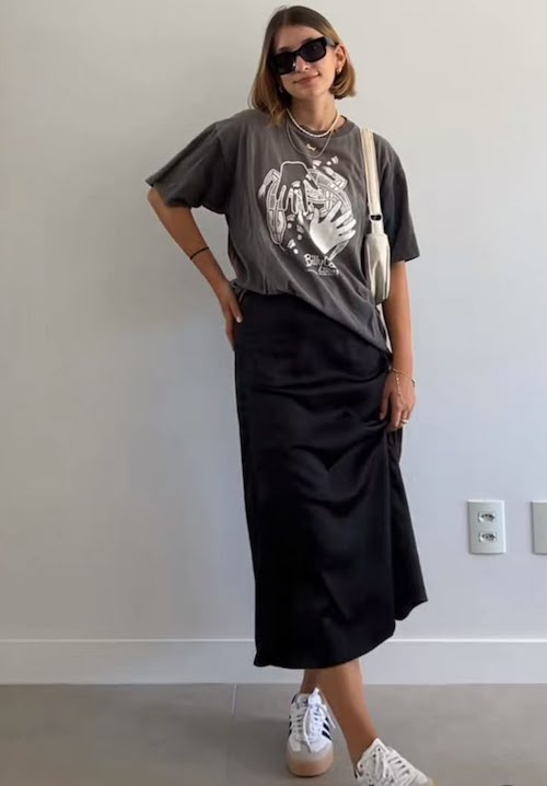 ترکیب تی‌شرت لانگ و دامن