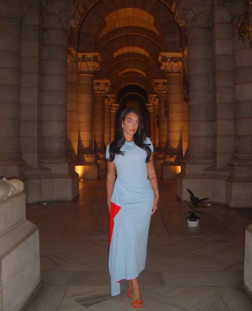 جورجینا با لباسی از اسکار دلا رنتا