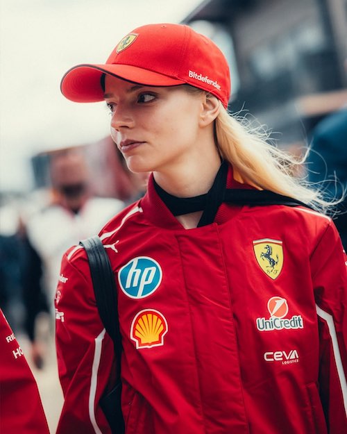 آنیا تیلور جوی با لباس رانندگان فرمول یک