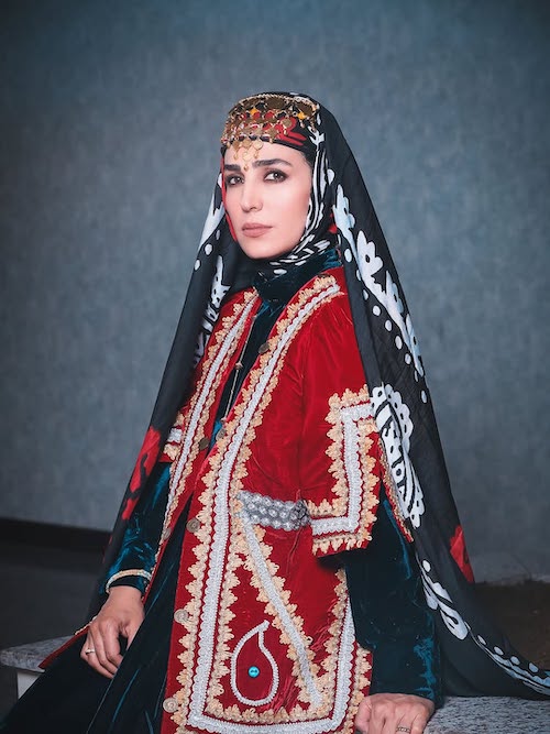 سوگل طهماسبی با لباس لری