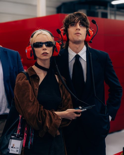 آنیا تیلور جوی با لباس رانندگان فرمول یک