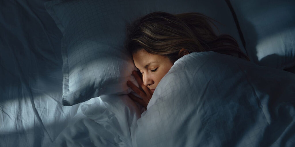 واقعا نحوه خوابیدن باعث پیری پوست می‌شود؟ اینطوری نخوابید!